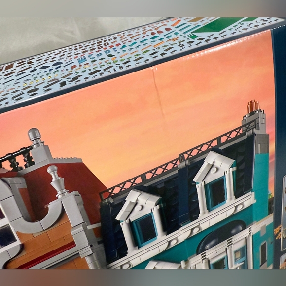 RETIRED LEGO Bookstore (10270) - Picture 5 of 6